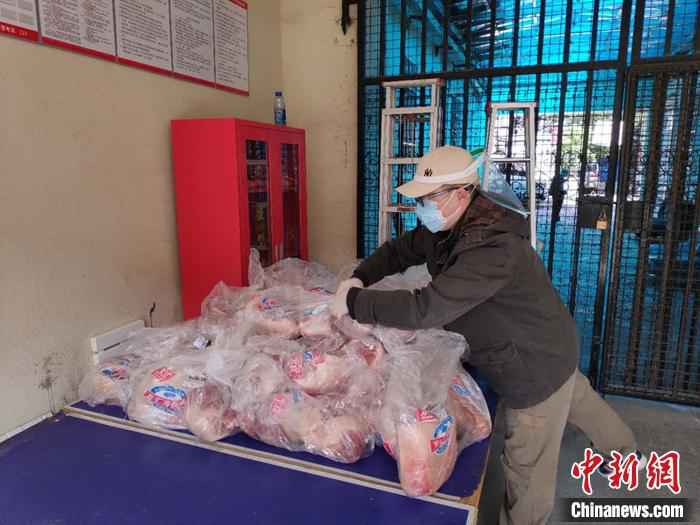 庄源把送到的冷鲜肉放好,准备发放。受访者供图 下沉到社区的武汉木偶剧演员:工作中也曾被误解